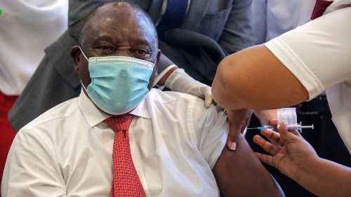 Il presidente del Sud Africa Cyril Ramaphosa effettua la vaccinazione contro il covid-19 (Reuters)