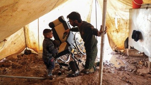 Padre e figlio, segnati dalla guerra, in un campo profughi nei pressi di Aleppo. A quasi dieci anni dallo scoppio del conflitto in Siria le condizioni di vita della popolazione civile restano drammatiche (Reuters)