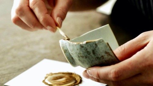Nell’arte giapponese del “kintsugi” le porcellane infrante vengono riparate con l’oro per nobilitare le linee di frattura