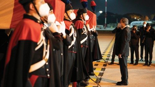 Il presidente del Consiglio italiano Mario Draghi accoglie a Ciampino le salme dell’ambasciatore Luca Attanasio e del carabiniere Vittorio Iacovacci (Ansa) Il presidente del Consiglio italiano Mario Draghi accoglie a Ciampino le salme dell’ambasciatore Luca Attanasio e del carabiniere Vittorio Iacovacci (Ansa)
