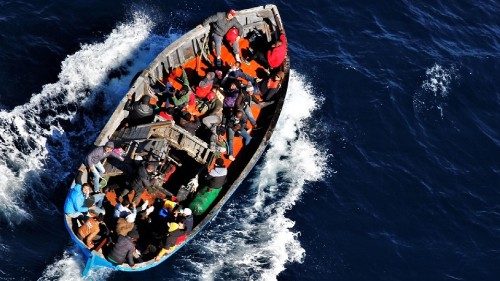 Un barcone al largo di Lampedusa (Ansa)