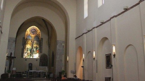 La navata della chiesa nel convento di San Francesco a Benevento La navata della chiesa nel convento di San Francesco a Benevento