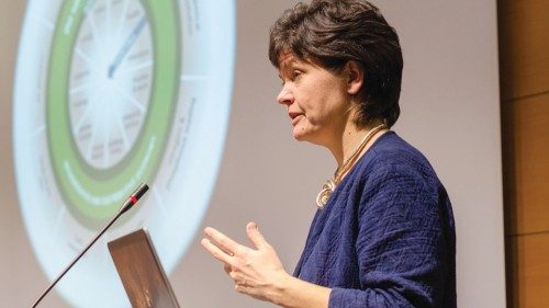 Kate Raworth, l’economista inglese nota per il suo lavoro sulla cosiddetta “economia della ciambella”, che segna i confini di uno sviluppo sostenibile (Wikimedia Commons)