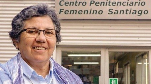 Suor Nelly León davanti al carcere femminile di Santiago del Cile (Vatican news)