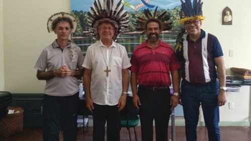 I tre missionari brasiliani assieme al vescovo di São Gabriel da Cachoeira I tre missionari brasiliani assieme al vescovo di São Gabriel da Cachoeira