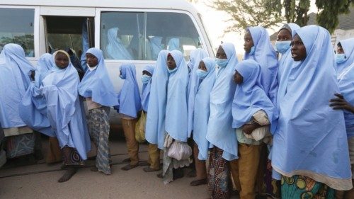 Alcune delle ragazze liberate (Reuters) Alcune delle ragazze liberate (Reuters)