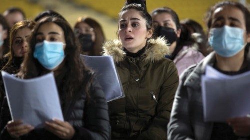 Un coro di giovani prepara i canti per l’accoglienza a Papa Francesco