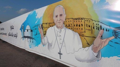 Uno striscione esposto a Erbil per dare il benvenuto a Papa Francesco (Reuters)