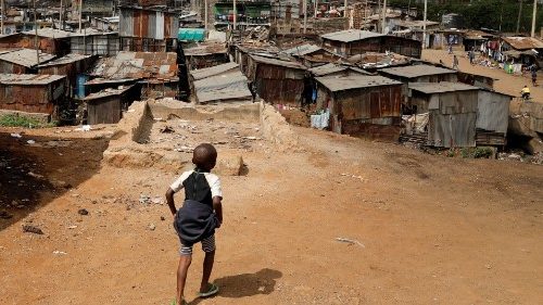 Un bambino nello slum di Mathare nella capitale del Kenya Nairobi (Reuters)