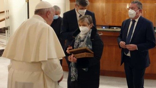 solidaAl Papa viene presentata la scatola di legno con la stola del sacerdote caldeo ucciso nel 2007 a Mosul