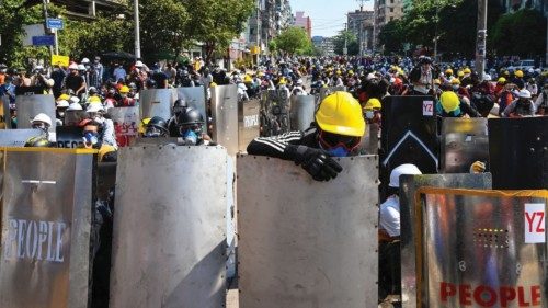 Manifestanti anti-golpe a Yangon (Afp)