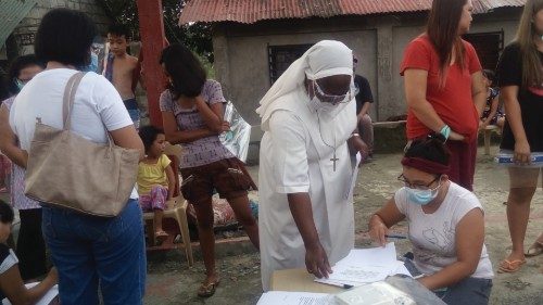 Una suora orionina assiste una ragazza del progetto « Auto-aiuto donne» Una suora orionina assiste una ragazza del progetto « Auto-aiuto donne»