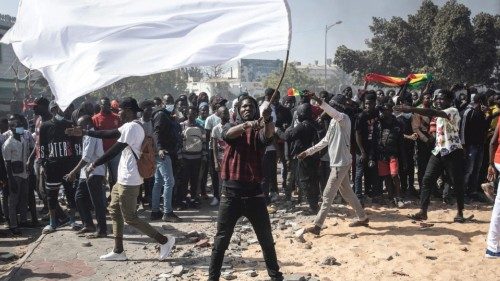 Manifestanti a Dakar (Afp)