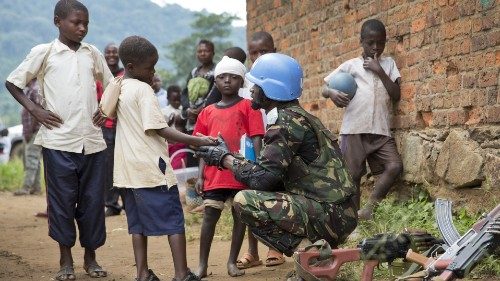 Un membro della missione Onu nella Repubblica Democratica del Congo parla con dei bambini a Pinga (UN Photo)