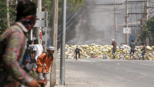 Scontri durante le proteste nella città di Mandalay (Reuters) Scontri durante le proteste nella città di Mandalay (Reuters)