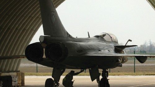 Il Rafale Dassault, aereo francese da combattimento, fotografato all’inizio di un volo di prova (Foto Francois Nascimbeni Photo/Afp)