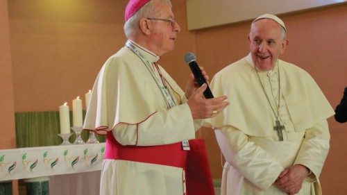 Monsignor Hinder con Papa Francesco nella cattedrale di Abu Dhabi (5 febbraio 2019)