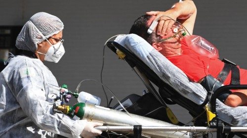 L’arrivo di un paziente in un ospedale a Brasília (Afp) L’arrivo di un paziente in un ospedale a Brasília (Afp)