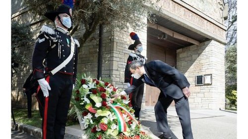 Il presidente del Consiglio Draghi posa una corona al cimitero di Bergamo