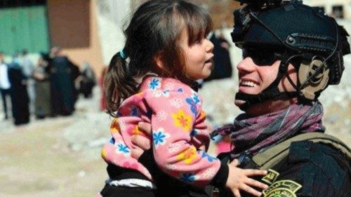 La speranza dell’Iraq nel sorriso di una bambina QUO-063 La speranza dell’Iraq nel sorriso di una bambina QUO-063