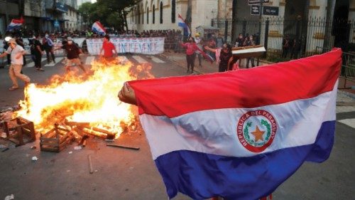 Dimostranti nel centro di Asuncíon (Reuters)