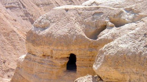 Una delle centinaia di grotte del sito archeologico di Qumran Una delle centinaia di grotte del sito archeologico di Qumran