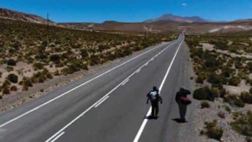 Migranti al confine tra Bolivia e Cile Migranti al confine tra Bolivia e Cile