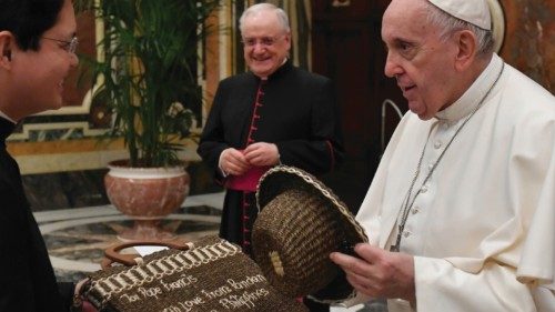 Alcuni doni presentati al Papa dal rettore durante l’udienza al Pontificio collegio filippino (22 marzo)