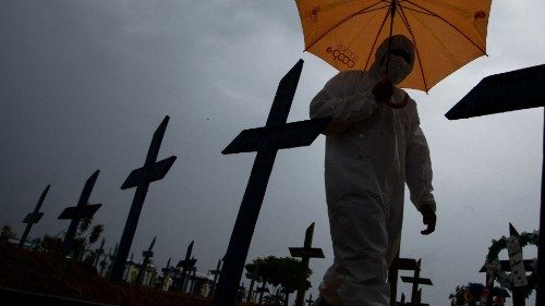 Un cimitero per le vittime del covid-19 a Manaus in Brasile (Afp) Un cimitero per le vittime del covid-19 a Manaus in Brasile (Afp)