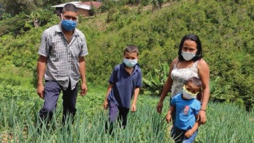  In Venezuela si lavora  la terra  per assicurarsi il cibo  QUO-069