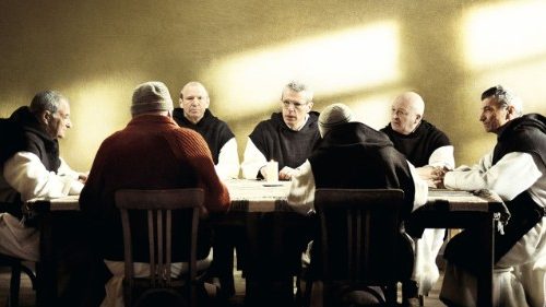 Una delle scene cruciali del film in cui i monaci maturano la loro decisione di restare a Tibhirine Una delle scene cruciali del film in cui i monaci maturano la loro decisione di restare a Tibhirine