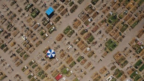 L’area del cimitero di Valle de Chalco in Messico riservata alle vittime del covid-19 (Alfredo Estrella/Afp))