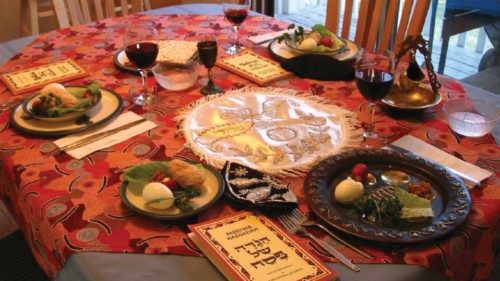 Tavola imbandita per il Sèder del Pesach