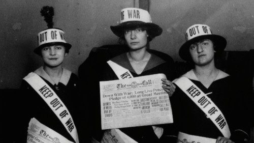 Una giovane Dorothy Day nel 1916 protesta contro la guerra mondiale