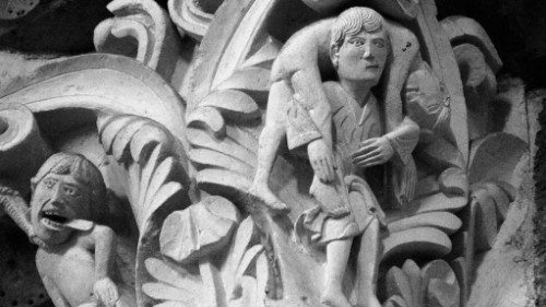 Il capitello della basilica di Santa Maria Maddalena a Vézelay, con le immagini di Giuda impiccato e di Gesù che lo porta sulle spalle