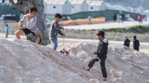 Bambini giocano nel nuovo campo profughi di Kara Tepe a Lesbo, Grecia (Afp)