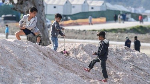 Bambini giocano nel nuovo campo profughi di Kara Tepe a Lesbo, Grecia (Afp) Bambini giocano nel nuovo campo profughi di Kara Tepe a Lesbo, Grecia (Afp)