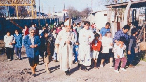 Una delle visite di Jorge Mario Bergoglio alle «villas miserias» di Buenos Aires