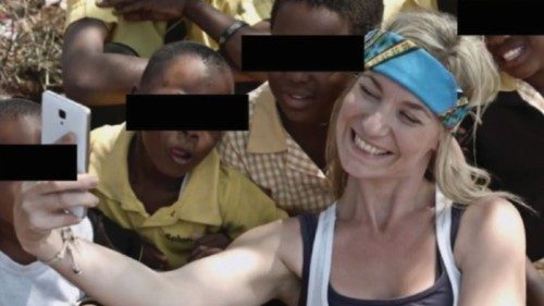 Una foto simbolo del «White Saviour Complex» tratta dal sito Wear Your Voice Una foto simbolo del «White Saviour Complex» tratta dal sito Wear Your Voice