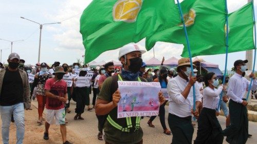 Una manifestazione di protesta contro i militari a Dawei (Reuters)