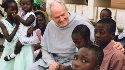 Padre Abram con i suoi giovani pazienti Padre Abram con i suoi giovani pazienti