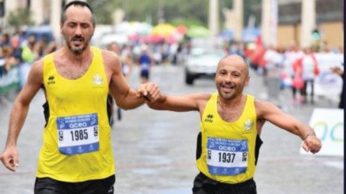 L’arrivo della mezza maratona Via Pacis, mano nella mano, con lo stile suggerito da Papa Francesco: correre insieme al passo del meno veloce L’arrivo della mezza maratona Via Pacis, mano nella mano, con lo stile suggerito da Papa Francesco: correre insieme al passo del meno veloce