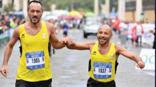 L’arrivo della mezza maratona Via Pacis, mano nella mano, con lo stile suggerito da Papa Francesco: correre insieme al passo del meno veloce