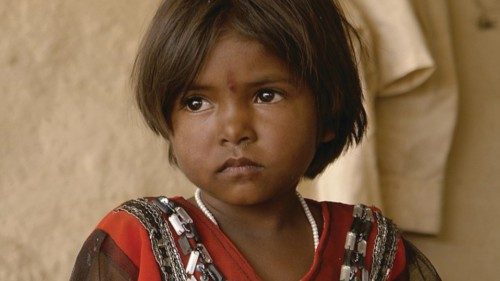 Una giovane appartenente a una comunità indigena indiana. Il termine Adivasi, “abitanti originari”, è il termine hindi col quale si indica l'eterogeneo insieme dei popoli aborigeni dell'India.