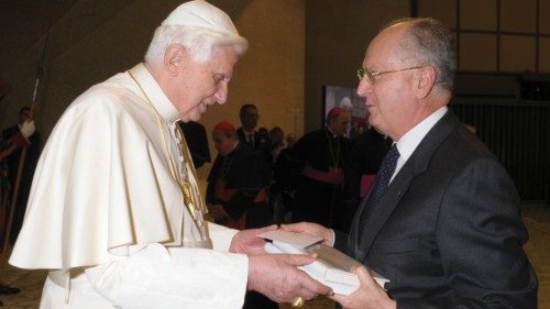 Benedetto XVI con il rettore Giuseppe Dalla Torre (12 novembre 2009)