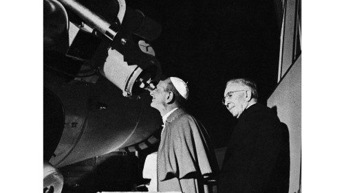 Paolo VI durante una visita alla Specola Vaticana a Castel Gandolfo. Paolo VI durante una visita alla Specola Vaticana a Castel Gandolfo.
