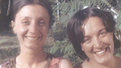 Maria Teresa Battistini (a destra) insieme ad Annalena Tonelli nel 1974