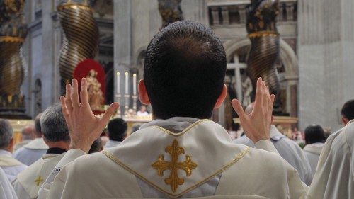 *OR* - Benedetto XVI ha presieduto, la mattina di Giovedì Santo 5 aprile 2012 nella basilica ...
