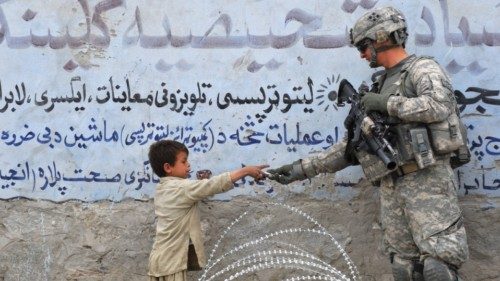 (FILES) In this file photo a US soldier from 4th Infantry Division 4 Brigade Alpha Company presents ... (FILES) In this file photo a US soldier from 4th Infantry Division 4 Brigade Alpha Company presents ...