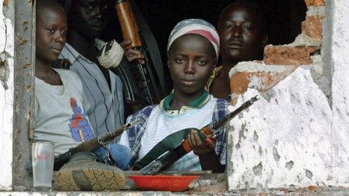 Sono almeno 18 i Paesi nei quali dal 2016 ad oggi, è stato documentato l’impiego dei minori in conflitti armati. Il 40% degli arruolati sono bambine, spesso vittime di stupri (foto Reuters)